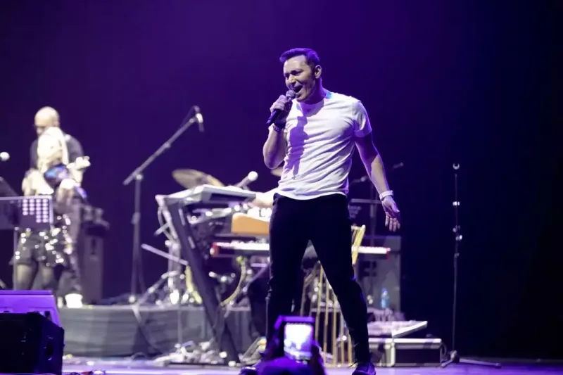 Mustafa Bakıda tamaşaçıları 90-lara apardı