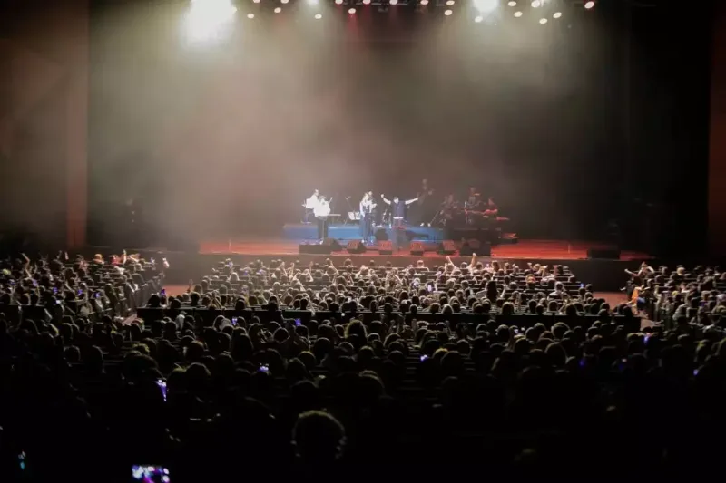 Mustafa Bakıda tamaşaçıları 90-lara apardı