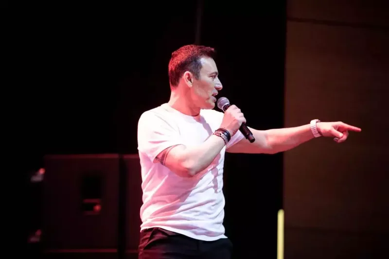 Mustafa Bakıda tamaşaçıları 90-lara apardı