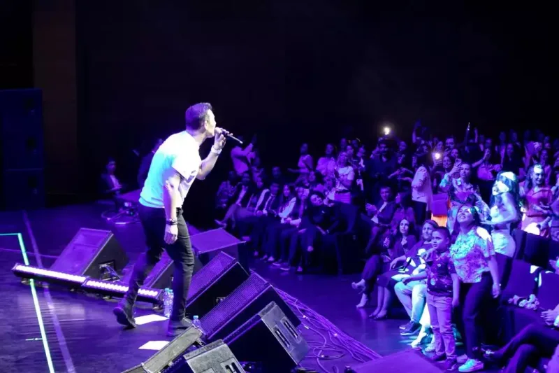 Mustafa Bakıda tamaşaçıları 90-lara apardı