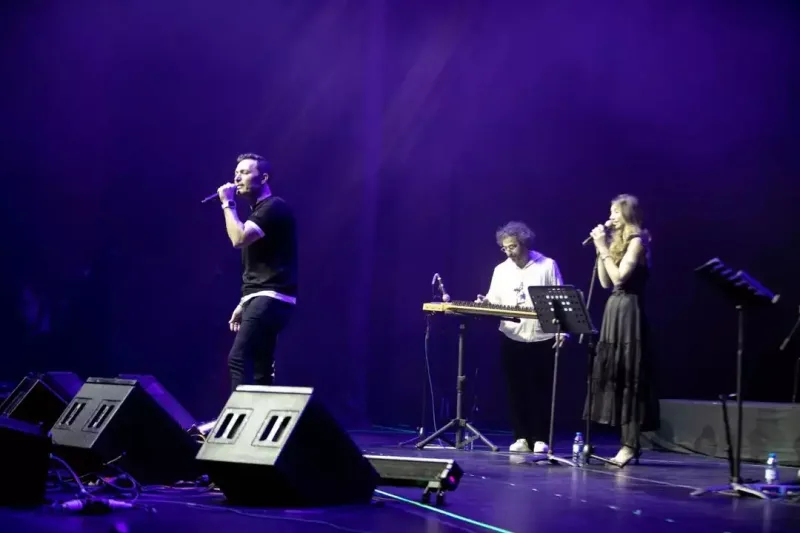 Mustafa Bakıda tamaşaçıları 90-lara apardı