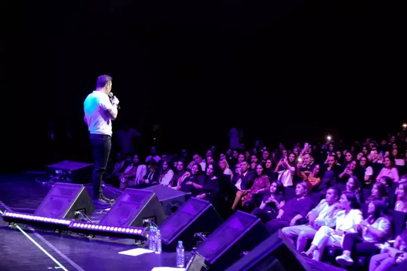 Mustafa Bakıda tamaşaçıları 90-lara apardı