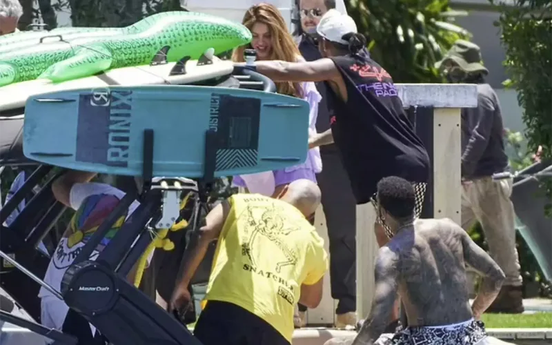 Şakira pilotla yaxtada görüntüləndi