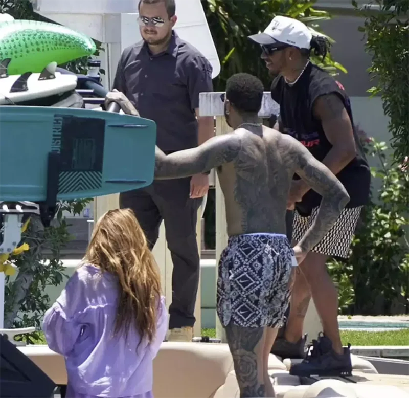 Şakira pilotla yaxtada görüntüləndi