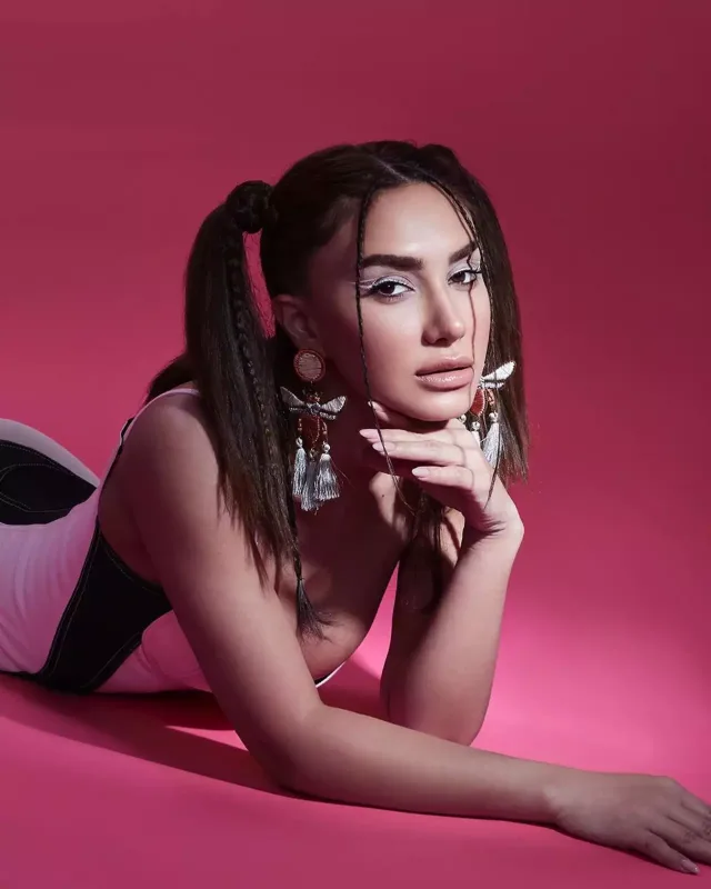 İzləyicisinin sualına bu fotoyla cavab verdi