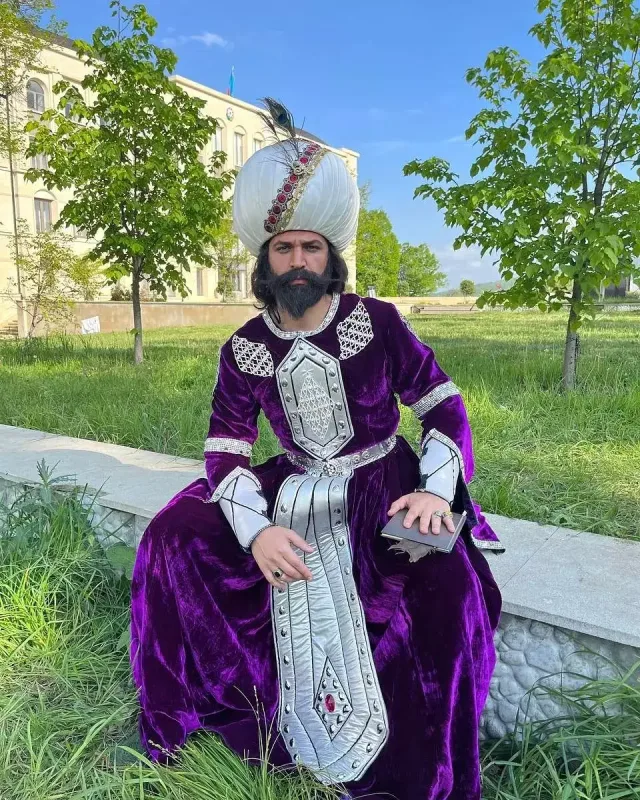 Şah İsmayıl obrazında...