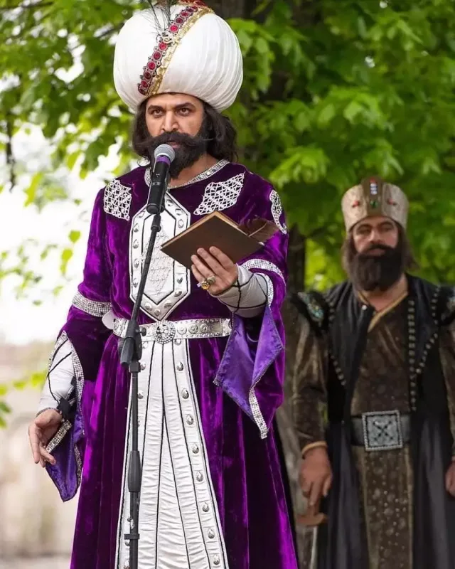 Şah İsmayıl obrazında...