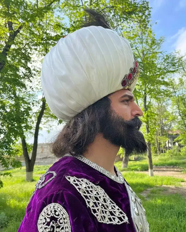 Şah İsmayıl obrazında...