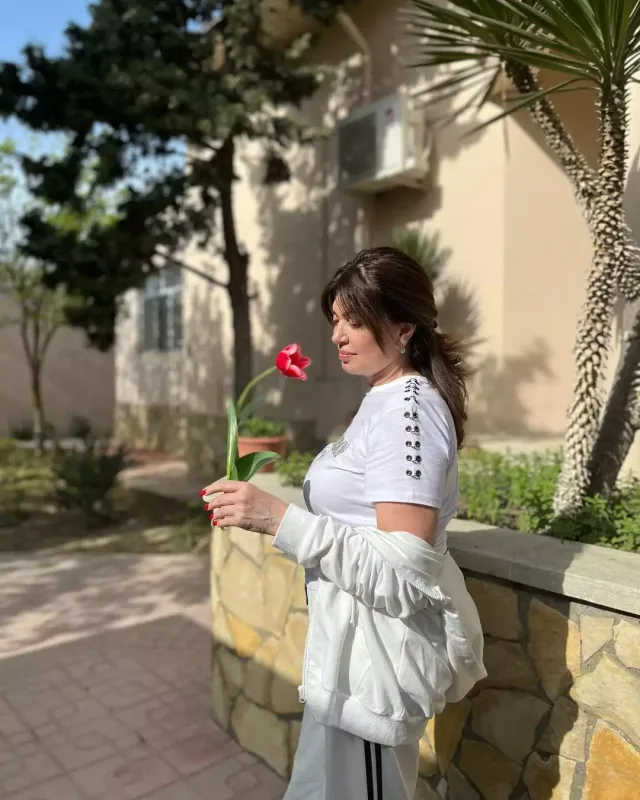 İnstaqram Sənubər İsgəndərlini təsdiqlədi