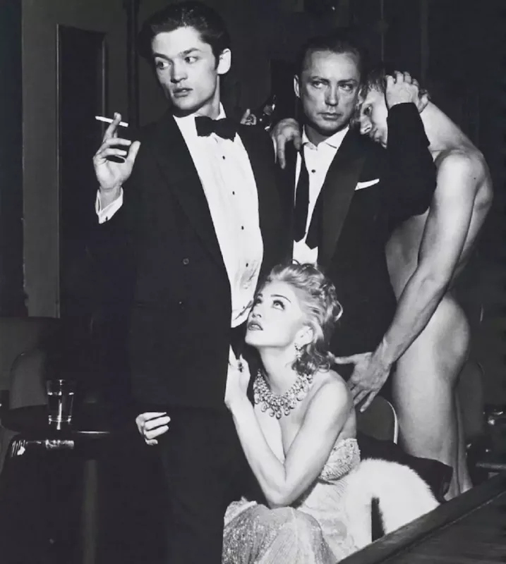 Madonnanın “Seks” kitabından fotolar hərraca çıxır