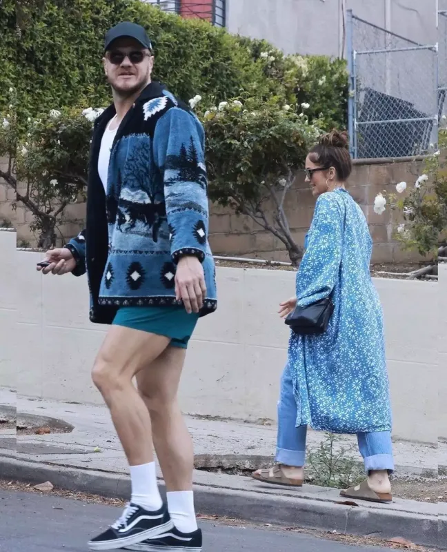 Den Reynolds sevgilisi ilə görüntüləndi