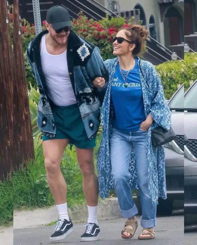 Den Reynolds sevgilisi ilə görüntüləndi