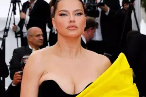 Adriananın sarılı-qaralı “Kann” libası...