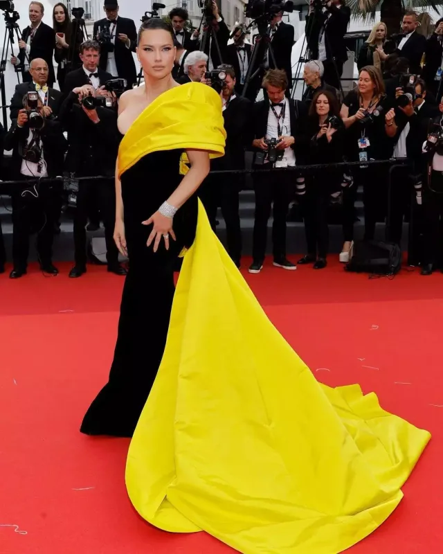 Adriananın sarılı-qaralı “Kann” libası...