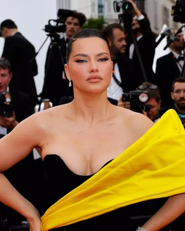 Adriananın sarılı-qaralı “Kann” libası...