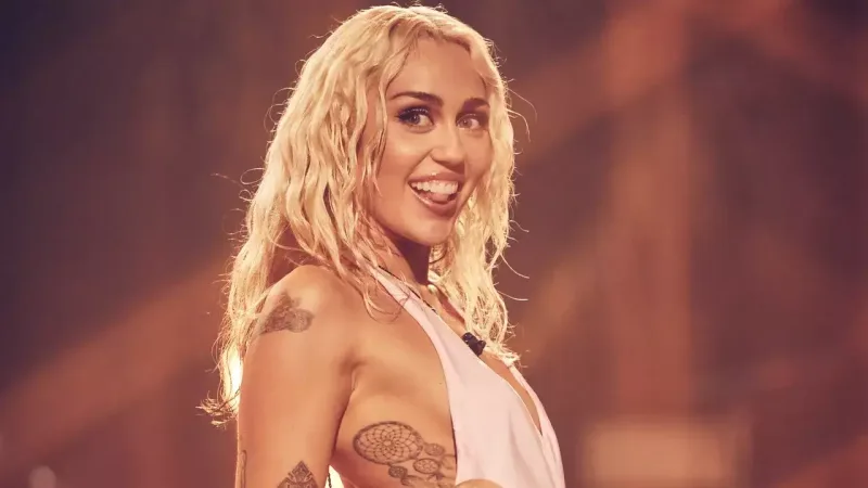 Yalnız geylərlə dostluq etdiyini açıqladı