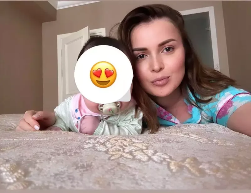 Sevda ilə qızının selfisi...