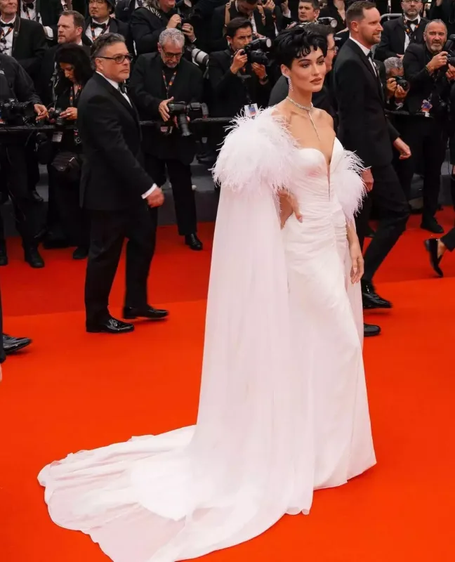 Qırmızı xalıya damğa vurdu