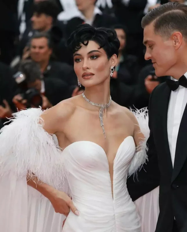 Qırmızı xalıya damğa vurdu