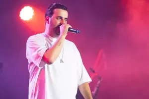 “Paxıl olmayın, bir dəfə yaşayırıq”