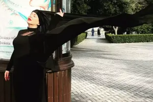 Qara paltarlı Zümrüd...