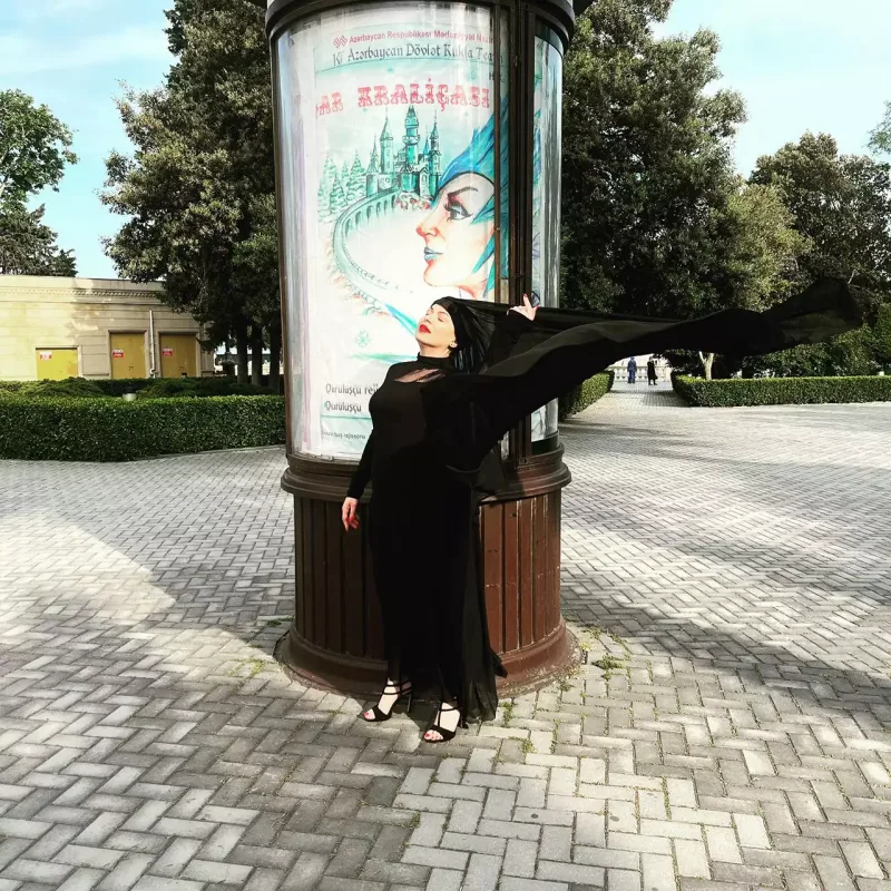 Qara paltarlı Zümrüd...