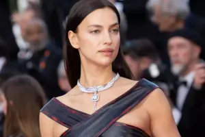 Qırmızı xalçaya makiyajsız çıxdı