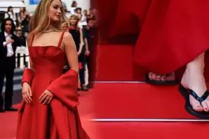 Qırmızı xalıdan başmaqla keçdi