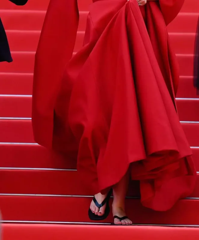 Qırmızı xalıdan başmaqla keçdi