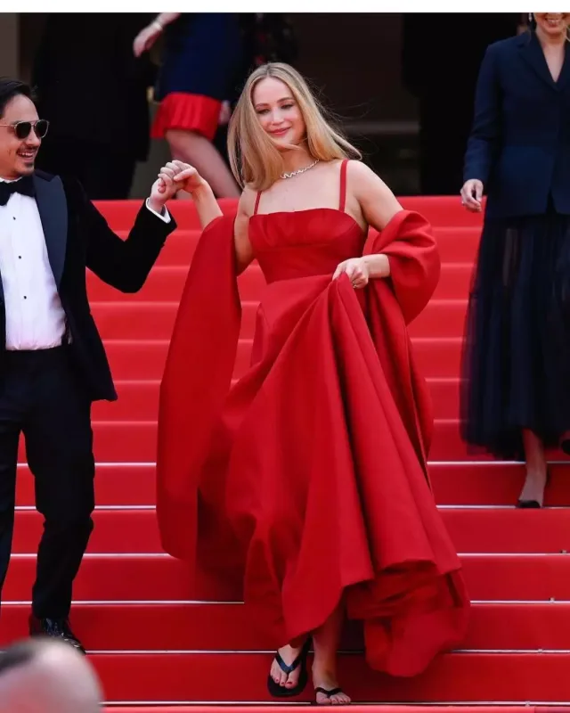 Qırmızı xalıdan başmaqla keçdi