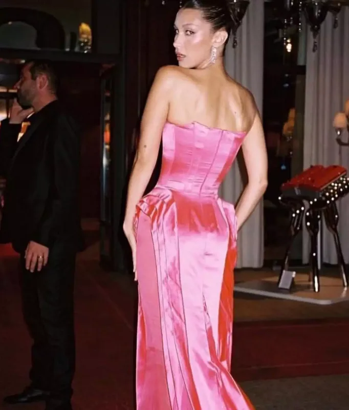 Hadid bacıları eyni geyimdə