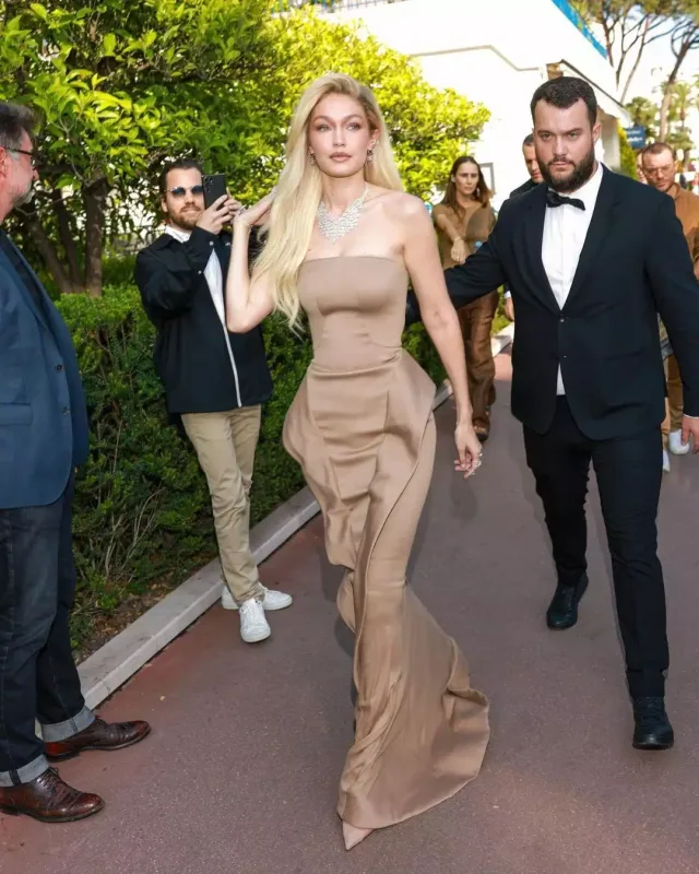 Hadid bacıları eyni geyimdə