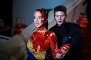 Qırmızı xalçada özünü “qan”a buladı