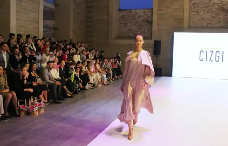 Gülnarə Xəlilovanın kolleksiyası Azərbaycan Moda Həftəsində