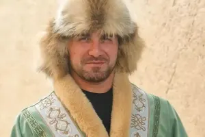 Talıb qazax milli geyimində