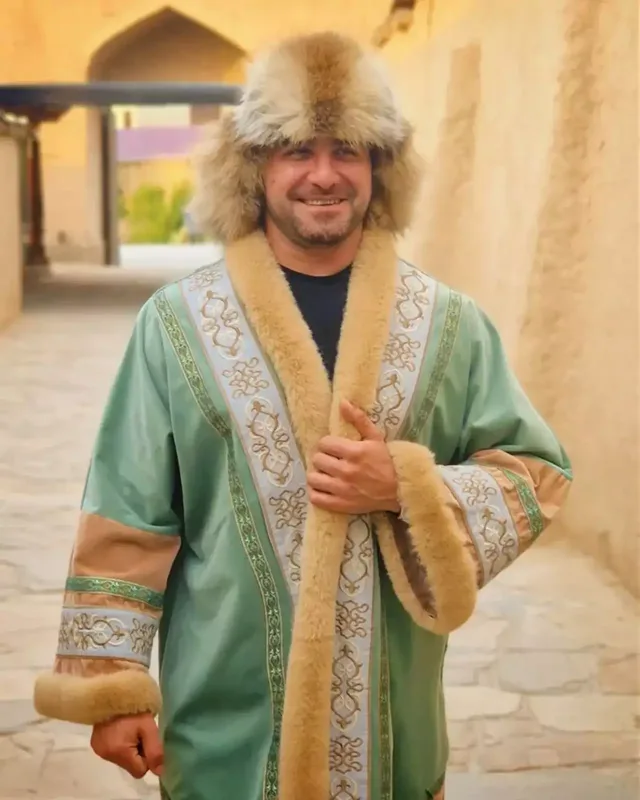 Talıb qazax milli geyimində