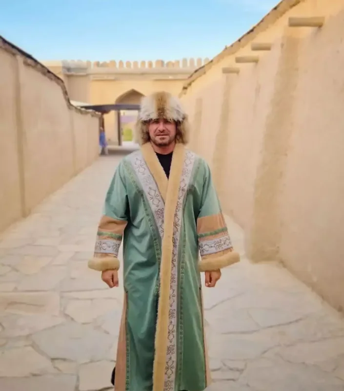 Talıb qazax milli geyimində