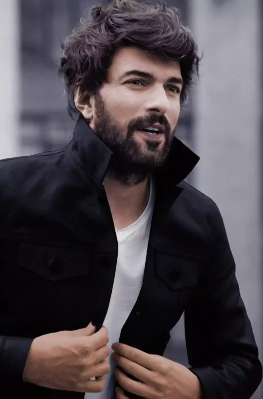 Kitabının gəlirlərini onlara bağışladı