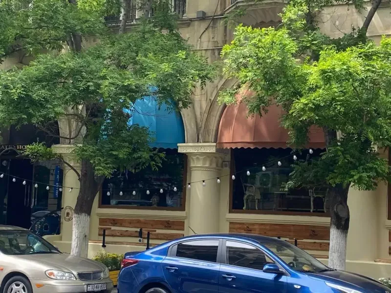 Bakıda tarixi binaya müdaxilə etdilər