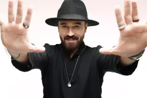 Ürək sözlərini yazıb Zamiqin qapısına yapışdırdı