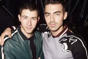 Qardaşını qısqandığından ağlayıb