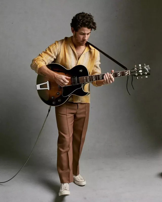 Qardaşını qısqandığından ağlayıb