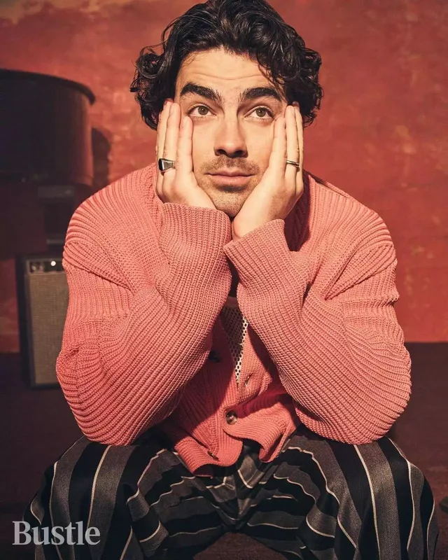 Qardaşını qısqandığından ağlayıb