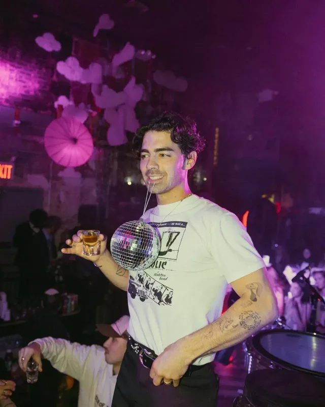 Qardaşını qısqandığından ağlayıb