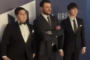 Tədbirə oğulları ilə gəldi