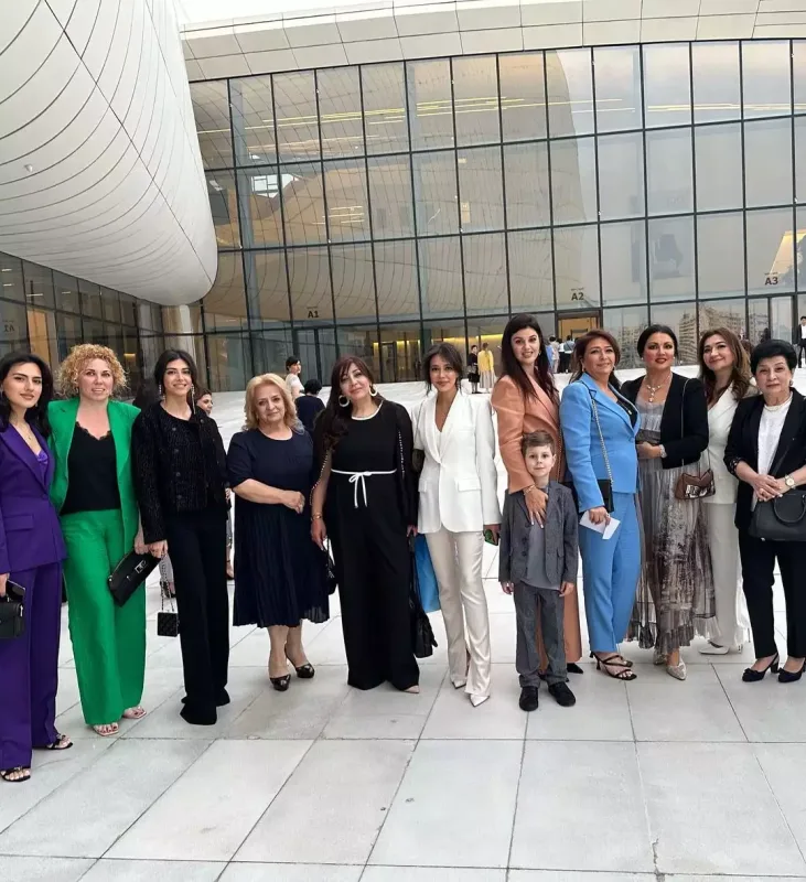 Anna Netrebko Azərbaycan xanımlarından yazdı