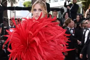 Qırmızı xalı geyimi diqqət çəkdi