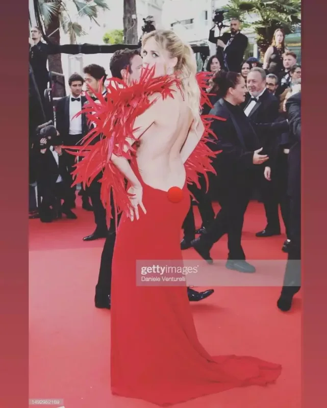 Qırmızı xalı geyimi diqqət çəkdi