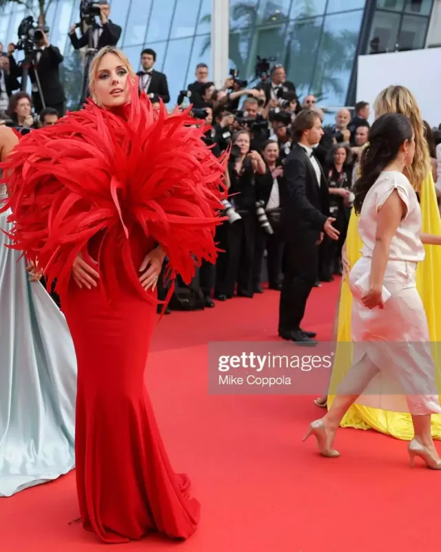 Qırmızı xalı geyimi diqqət çəkdi