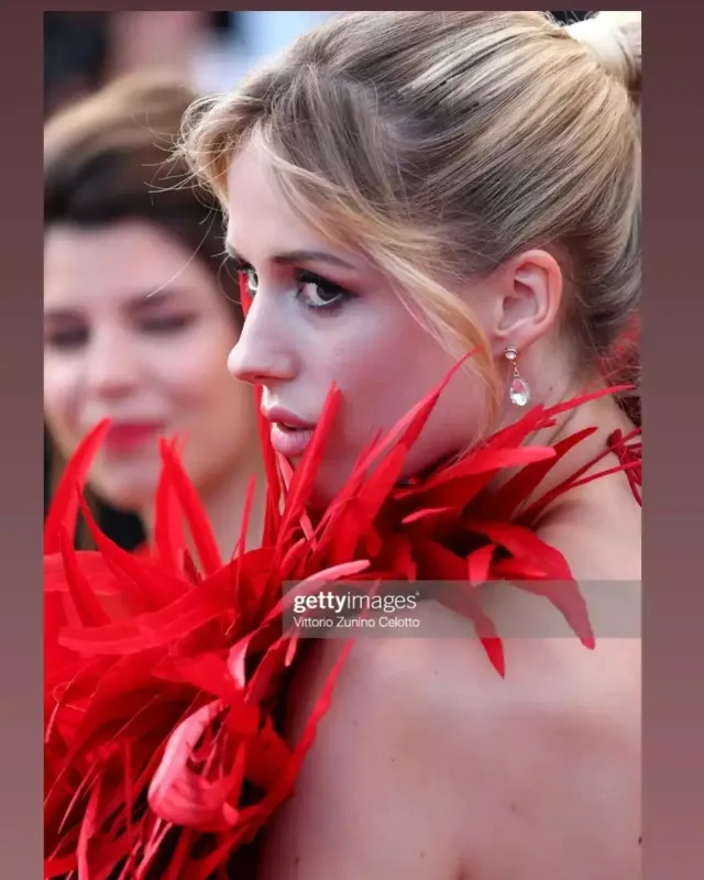 Qırmızı xalı geyimi diqqət çəkdi